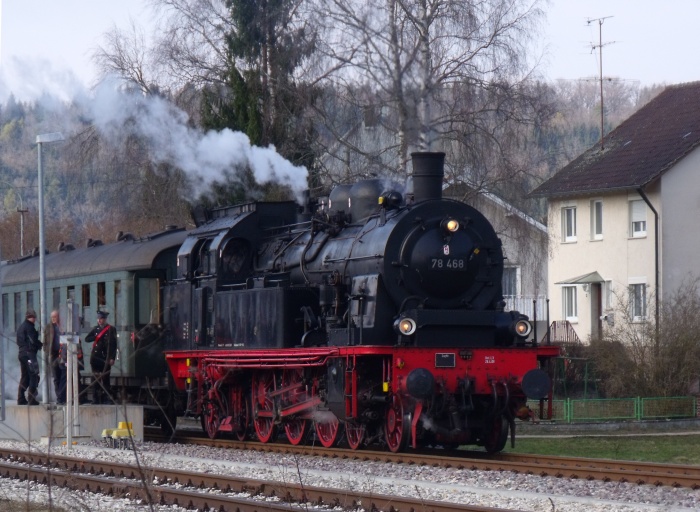 78&nbsp;468 mit Zug Nr.509 Richtung Sigmaringen, beim Halt in Jungnau, 16:17h am 01.04.2013
