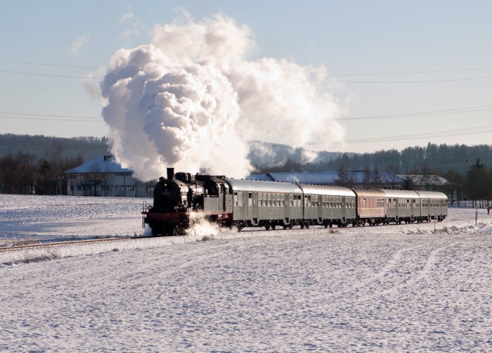 78&nbsp;468 mit dem Sonderzug SdP&nbsp;726 Richtung Kleinengstingen hinter Haidkapelle, um 14:40h am 03.01.2010
