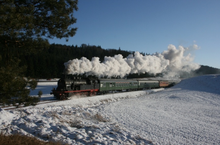 78&nbsp;468 mit dem Sonderzug SdP&nbsp;726 Richtung Kleinengstingen vor Haidkapelle, um 14:20h am 03.01.2010