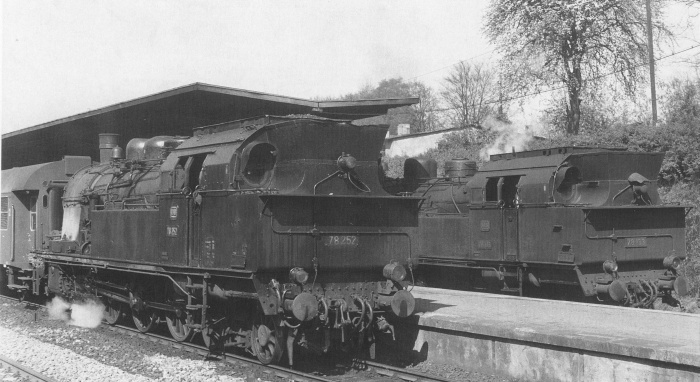 78&nbsp;252 neben 78&nbsp;153 in Aumühle, April 1968
