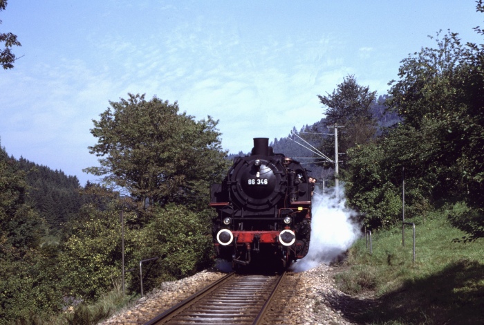 86&nbsp;346 bergwärts fahrend auf der Albtalbahn vor Frauenalb-Schielberg, am 30.09.1979