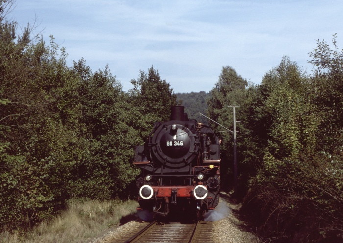 86&nbsp;346 mit Zug Richtung Herrnalb hinter Marxzell um 14:30h am 30.09.1979
