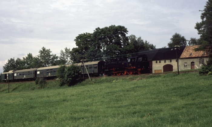 86&nbsp;001&nbsp;Tv vor Personenzug P&nbsp;19463 nach Crottendorf vor Walthersdorf, um 16:15h am 28.08.1982