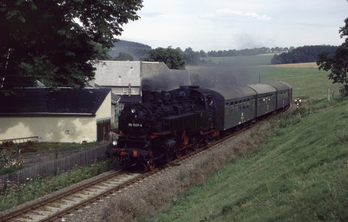 86&nbsp;001 mit P&nbsp;19463 nach Crottendorf hinter Walthersdorf, am 04.09.1982