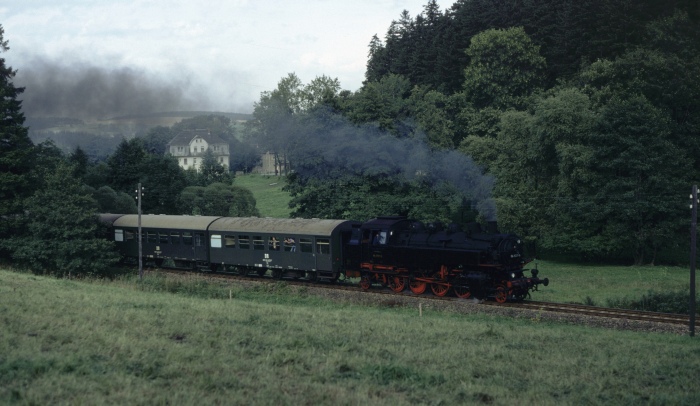 86&nbsp;001 mit P&nbsp;19465 hinter Walthersdorf, am 04.09.1982