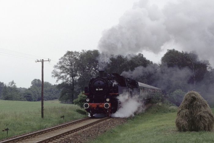86&nbsp;049 + 86&nbsp;501 mit Sonderzug bei Dürröhrsdorf, am 17.06.1984