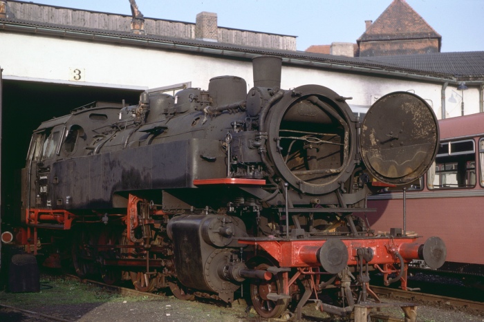 86&nbsp;333 Reaparturarbeiten im Bw Nördlingen, am 01.11.1995