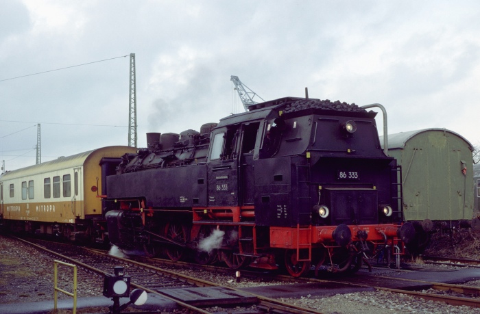 86&nbsp;333 beim Umsetzen vom BEM-Speisewagen für einen Sonderzug, den sie nach Donauwörth und zurück bringen sollte, am 17.02.1996