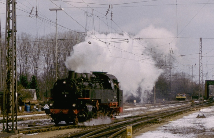 86&nbsp;333 hat gerade einen Sonderzug von Nördlingen nach Donauwörth gebracht und setzt nun am südöstlichen Ende des Bahnofes wieder um an das andere Zugende, um 15:10h am 17.02.1996