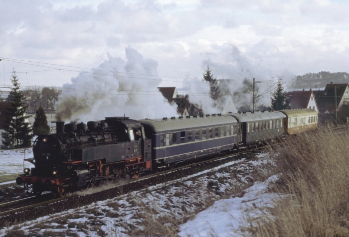 86&nbsp;333 mit Sonderzug Richtung Nördlingen bei Wörnitzstein, am 17.02.1996