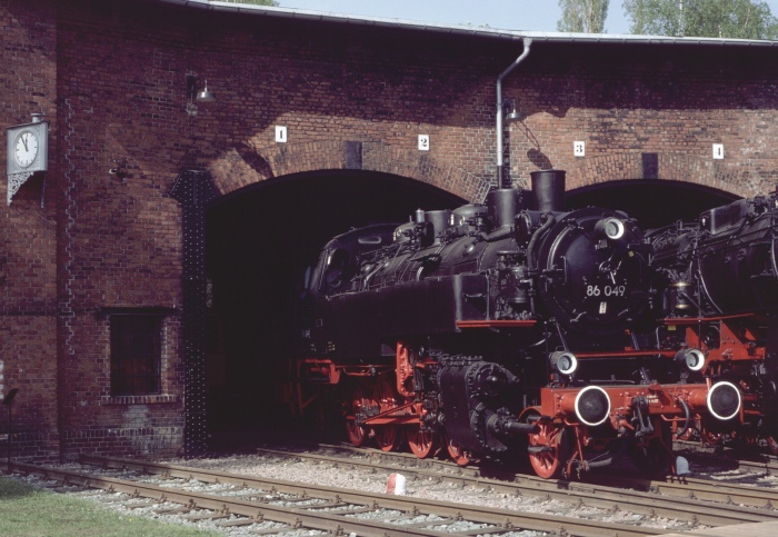 86&nbsp;049 im Bw Schwarzenberg, am 10.05.2002