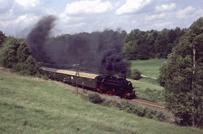 86&nbsp;501 mit Personenzug bei Gröblitz, am 03.09.1983