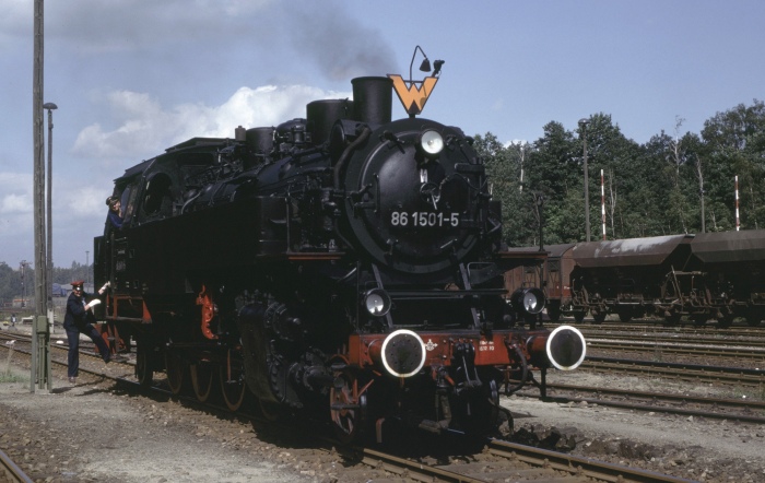 86&nbsp;501 beim Umsetzen in Waldheim, nachdem der oben gezeigte Personenzug hier eingetroffen ist, um 13:50h am 03.09.1983