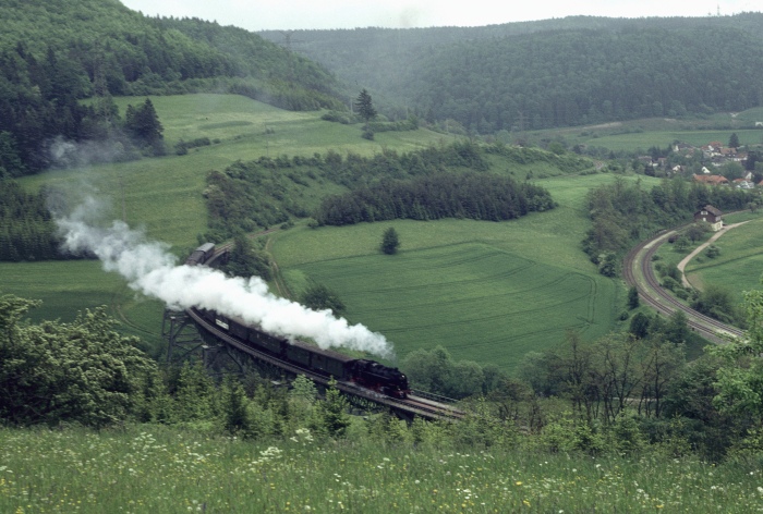 86&nbsp;333 mit Zug nach Blumberg hoch auf der Wutachtalbahn oberhalb Epfenhofen auf dem Bisenbach-Viadukt, am 23.05.1999