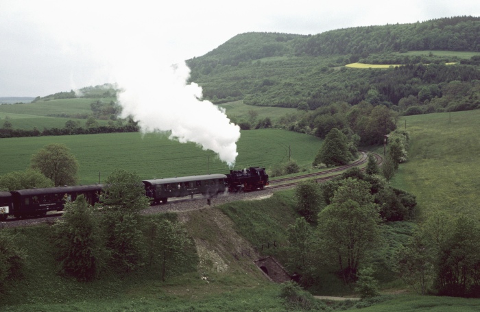 86&nbsp;333&nbsp;Tv mit Zug von Blumberg nach Weizen abwärts, Ausfahrt Epfenhofen, um 14:15h am 23.05.1999