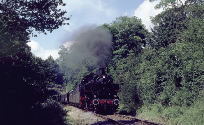 86&nbsp;333 mit Personenzug hinterm Tunnel am Achdorfer Weg (Wutachtalbahn), August 1999