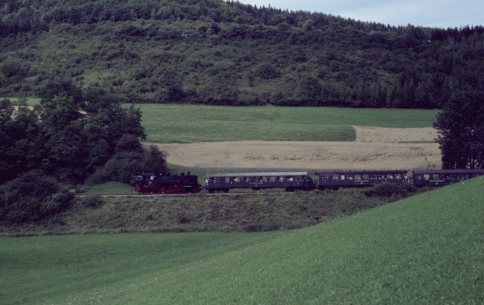 86&nbsp;333&nbsp;Tv abwärts fahrend, unterhalb von Epfenhofen, August 1999