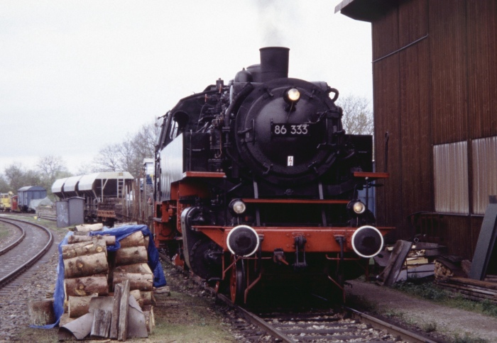 86&nbsp;333 im “Betriebswerk Fützen”, dem betrieblichen Mittelpunkt der Bahn... zur damaligen Zeit, um 9:45h am 01.05.2004