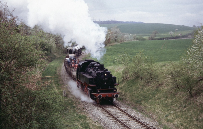 86&nbsp;333 mit Foto-Sonder-Güterzug hinter Fützen (Wutachtalbahn), am 01.05.2004