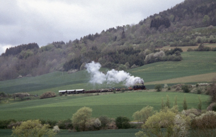 86&nbsp;333 mit Foto-Sonder-Güterzug, von weitem oberhalb Achdorfer Weg, am 01.05.2004