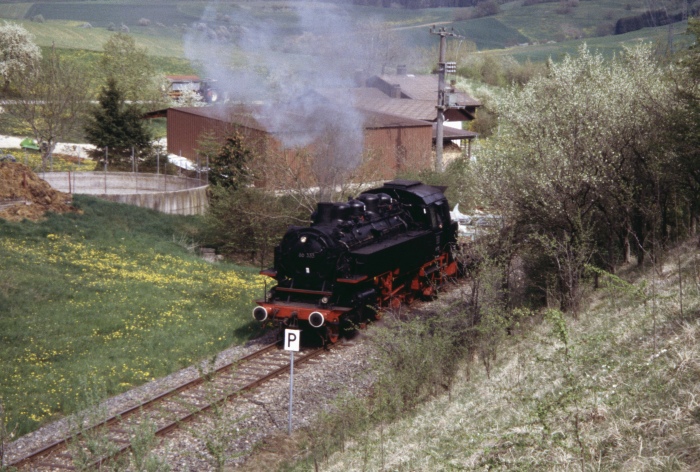 86&nbsp;333 mit Foto-Sonder-Güterzug oberhalb Fützen, am 01.05.2004