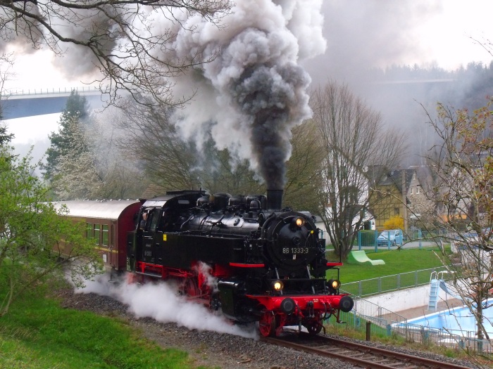 86&nbsp;333 (nun wieder als 86&nbsp;1333 beschriftet im DR-Standard) mit dem Zug 62277 von Schwarzenberg nach Annaberg-Buchholz, in der großen Schleife und Steigung um den Ort Markersbach herum, direkt gegenüber am Schwimmbad (wie man sieht), um 9:35h am 29.04.2017