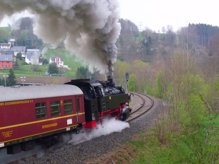 86&nbsp;333 (nun wieder als 86&nbsp;1333 beschriftet im DR-Standard) mit dem Zug 62277 von Schwarzenberg nach Annaberg-Buchholz, in der großen Schleife und Steigung um den Ort Markersbach herum, direkt gegenüber am Schwimmbad (wie man sieht), um 9:35h am 29.04.2017