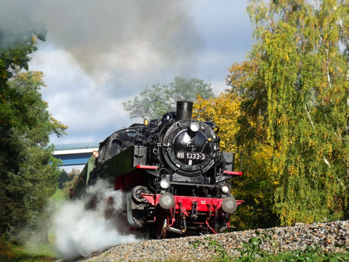 86&nbsp;(1)333 mit EAB-Zug 61475 von Schwarzenberg nach Annaberg-Buchholz, auf dem Bahndamm direkt an den neuen Markersbacher Sportplätzen unten in der Kurve und Steigung, um 9:36h am 28.09.2019