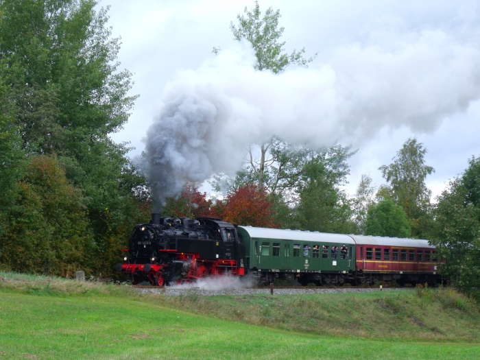 86&nbsp;333 mit EAB-Zug 61475 hinter der Talbrücke am Rosenbachtal bei Walthersdorf, um 10:27h am 28.09.2019