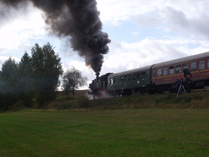 86&nbsp;333 mit EAB-Zug 61475 am Rosenbachtal hinter Walthersdorf, um 10:27h am 28.09.2019