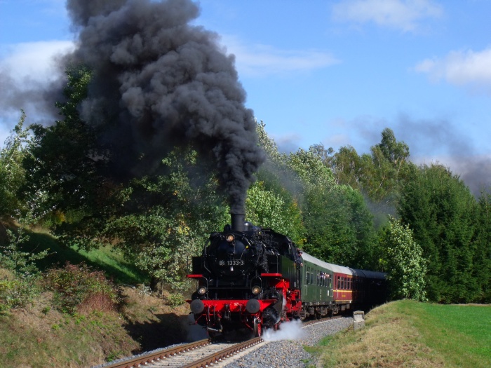 86&nbsp;333 mit EAB-Zug 73993 in der oberen Steigung und großen Kurve hinter Markersbach, um 14:38h am 28.09.2019
