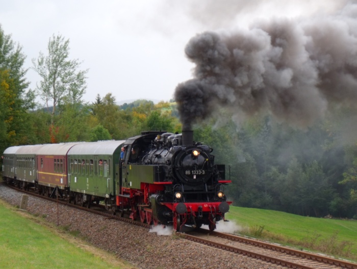 86&nbsp;333 EAB-Zug 73993 hinter Walthersdorf am Tal des kleinen Rosenbachs, um 15:28h am 28.09.2019