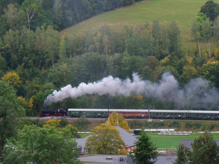 86&nbsp;333 mit EAB-Zug 61475, fotografiert von oben kurz vor der B101-Brücke in die untere Kurve über die neuen Sportplätze herunter in Richtung des anderen, häufig genutzten Sound-Aufnahmestandpunkt am unteren Anfang des Markersbacher Bogens, um 9:36h am 29.09.2019