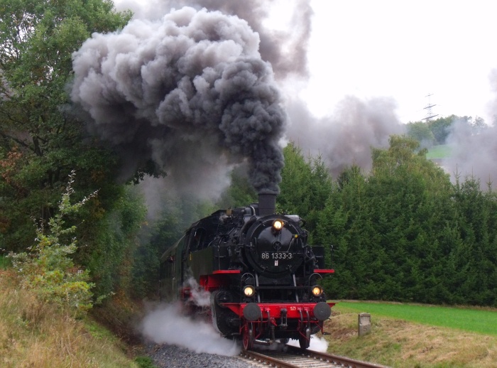 86&nbsp;333 mit EAB-Zug 61475 im oberen Markersbacher Bogen kurz vor der B101-Brücke, um 9:38h am 29.09.2019