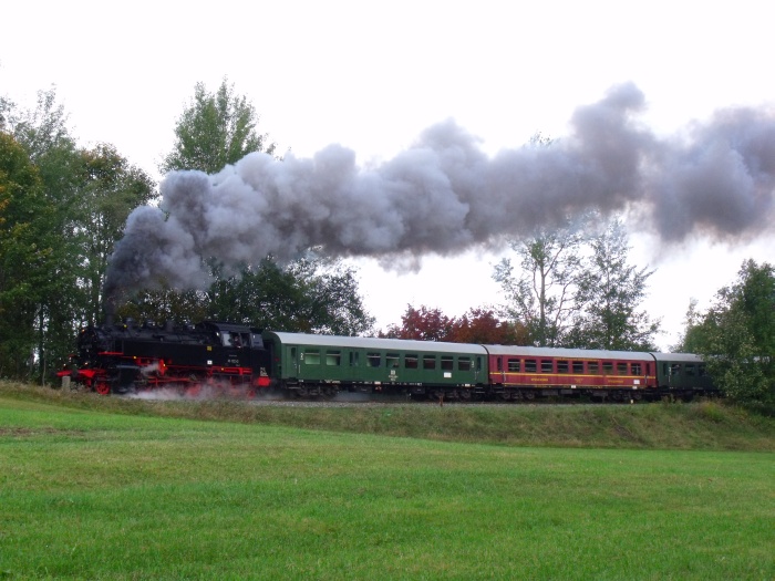 86&nbsp;333 mit EAB-Zug 61475 hinter der Talbrücke über den Rosenbach hinter Walthersdorf, um 10:27h am 29.09.2019