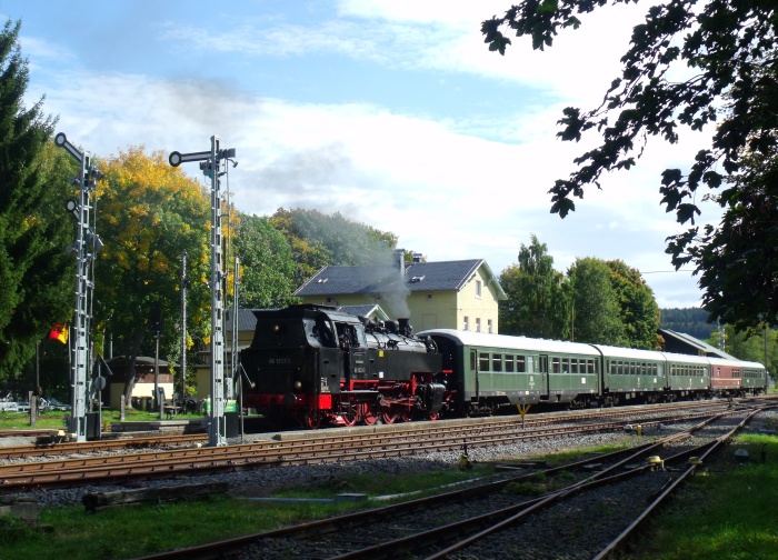 86&nbsp;333&nbsp;Tv vorm EAB-Zug 61487 (nach Schwarzenberg zurück) im Bahnhof Schlettau, um 12:00h am 29.09.2019