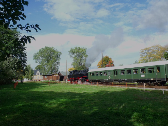 86&nbsp;333&nbsp;Tv mit EAB-Zug 61487 ausfahrend aus dem Bahnhof Schlettau, um 12:03h am 29.09.2019