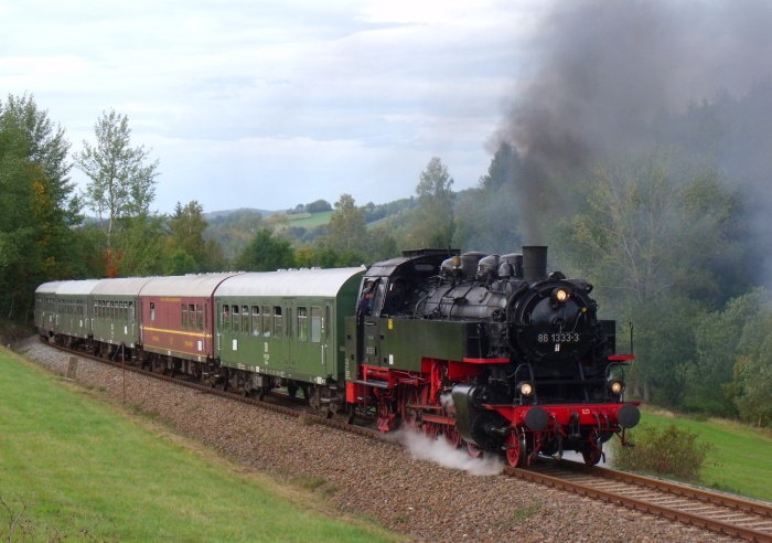 86&nbsp;333 mit EAB-Zug 73993 Schwarzenberg->Annaberg-Buchholz, hinter Walthersdorf am Rosenbachtal, um 15:28h am 29.09.2019