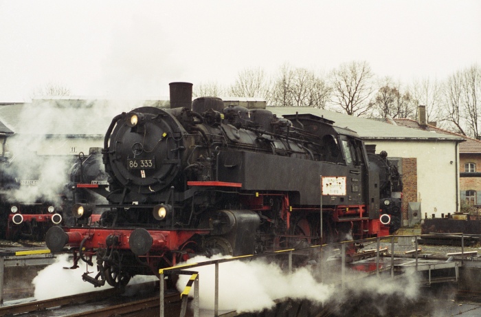 86&nbsp;333 unter Dampf in Nördlingen wird für einen Gesellschaftssonderzug bereit gemacht im Bw Nördlingen (=”BEM”), am 17.02.1996