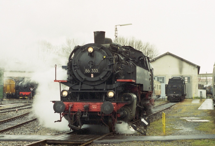 86&nbsp;333 unter Dampf in Nördlingen wird für einen Gesellschaftssonderzug bereit gemacht im Bw Nördlingen (=”BEM”), am 17.02.1996