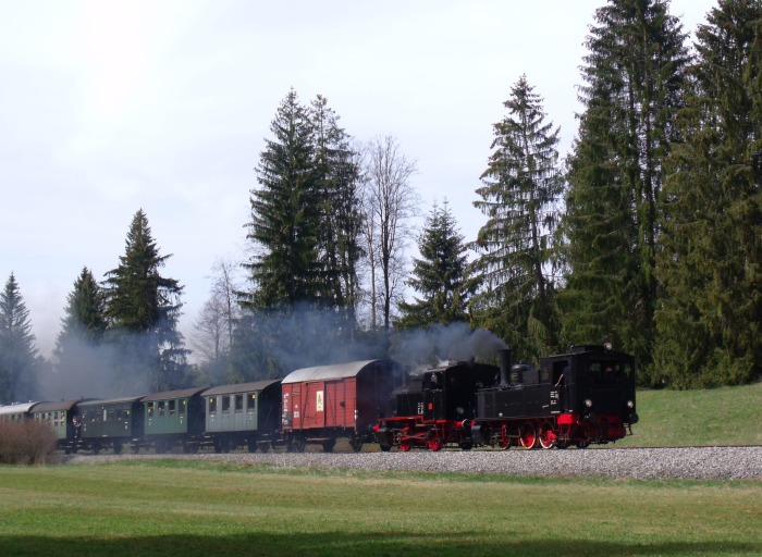 930&nbsp;Tv + Lok&nbsp;20&nbsp;Tv mit Pendelzug Nr.103 der SAB Trochtelfingen -> Engstingen im Hasental zwischen Trochtelfingen Alb-Gold und Haid, um 12:57h am 22.04.2019