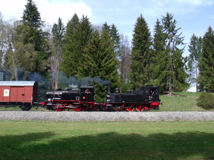 930&nbsp;Tv + Lok&nbsp;20&nbsp;Tv mit Pendelzug Nr.103 der SAB Trochtelfingen -> Engstingen im Hasental zwischen Trochtelfingen Alb-Gold und Haid, um 12:457h am 22.04.2019