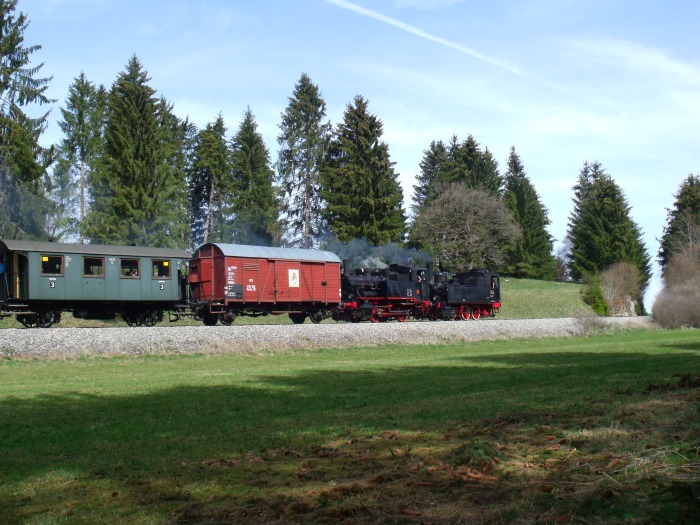 930&nbsp;Tv + Lok&nbsp;20&nbsp;Tv mit Pendelzug Nr.103 der SAB Trochtelfingen -> Engstingen im Hasental zwischen Trochtelfingen Alb-Gold und Haid, um 12:457h am 22.04.2019