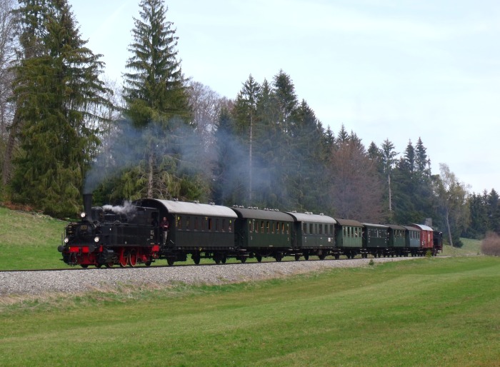 930 mit Pendelzug Nr.104 der SAB im Hasental zwischen Haid und Trochtelfingen Alb-Gold (hinten Lok&nbsp;20), um 14:32h am 22.04.2019