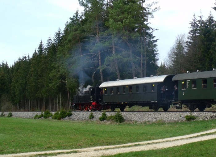 930 mit Pendelzug Nr.104 der SAB im Hasental zwischen Haid und Trochtelfingen Alb-Gold, um 14:32h am 22.04.2019