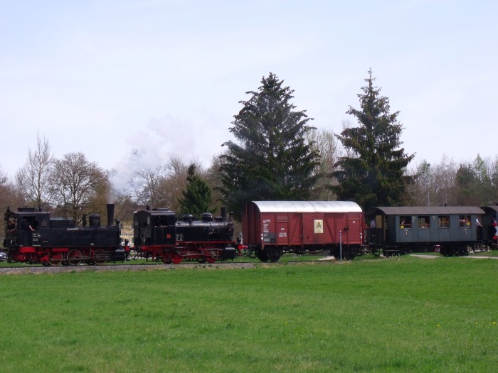 930&nbsp;Tv + Lok&nbsp;20&nbsp;Tv mit Pendelzug Nr.105 der SAB Trochtelfingen -> Engstingen an der östlichen Ausfahrt von Haidkapelle, um 15:34h am 22.04.2019