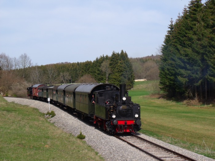 930 mit dem letzten Zug des Tages nach Trochtelfingen, Nr.106, am Hasental zwischen Haid und Trochtelfingen Alb-Gold (hinten Lok&nbsp;20), um 16:58h am 22.04.2019