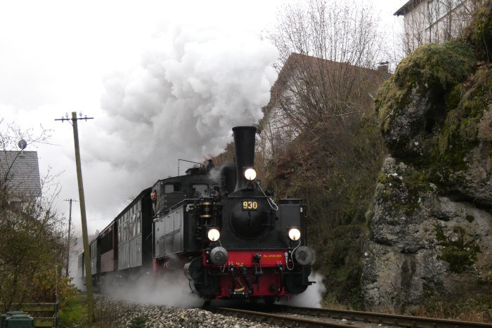 930 mit dem letzten Zug des Tages nach Trochtelfingen, Nr.106, am Hasental zwischen Haid und Trochtelfingen Alb-Gold (hinten Lok&nbsp;20), um 16:58h am 22.04.2019