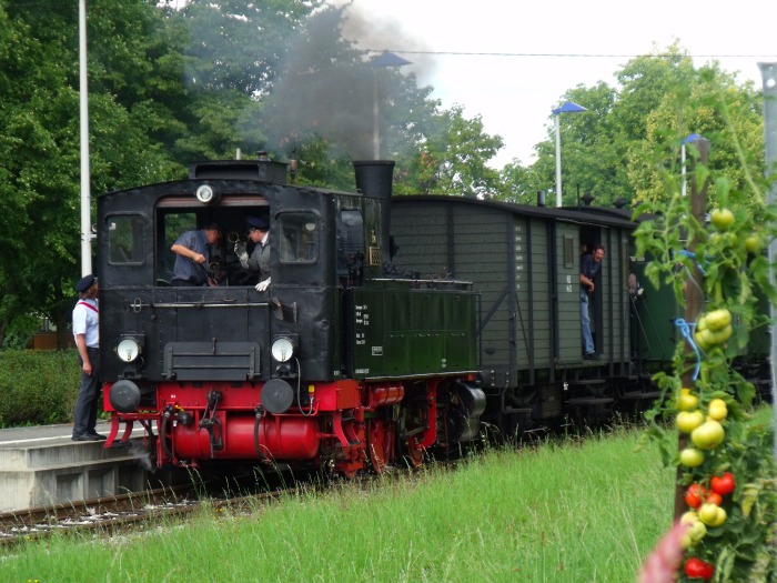 930&nbsp;Tv vor Sonderzug beim Halt in Linsenhofen, um ca.12:35h am 17.08.2014