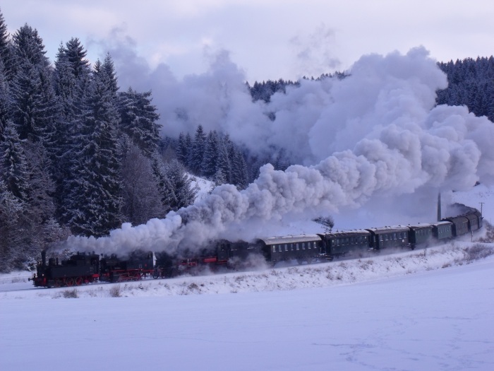 930 + Lok&nbsp;20&nbsp; + 58&nbsp;311nbsp;vor dem  kombinierten SAB+EFZ-Sonderzug Richtung Münsingen, im oberen Schandental südlich von Mehrstetten, um 14:06h am 06.01.2017